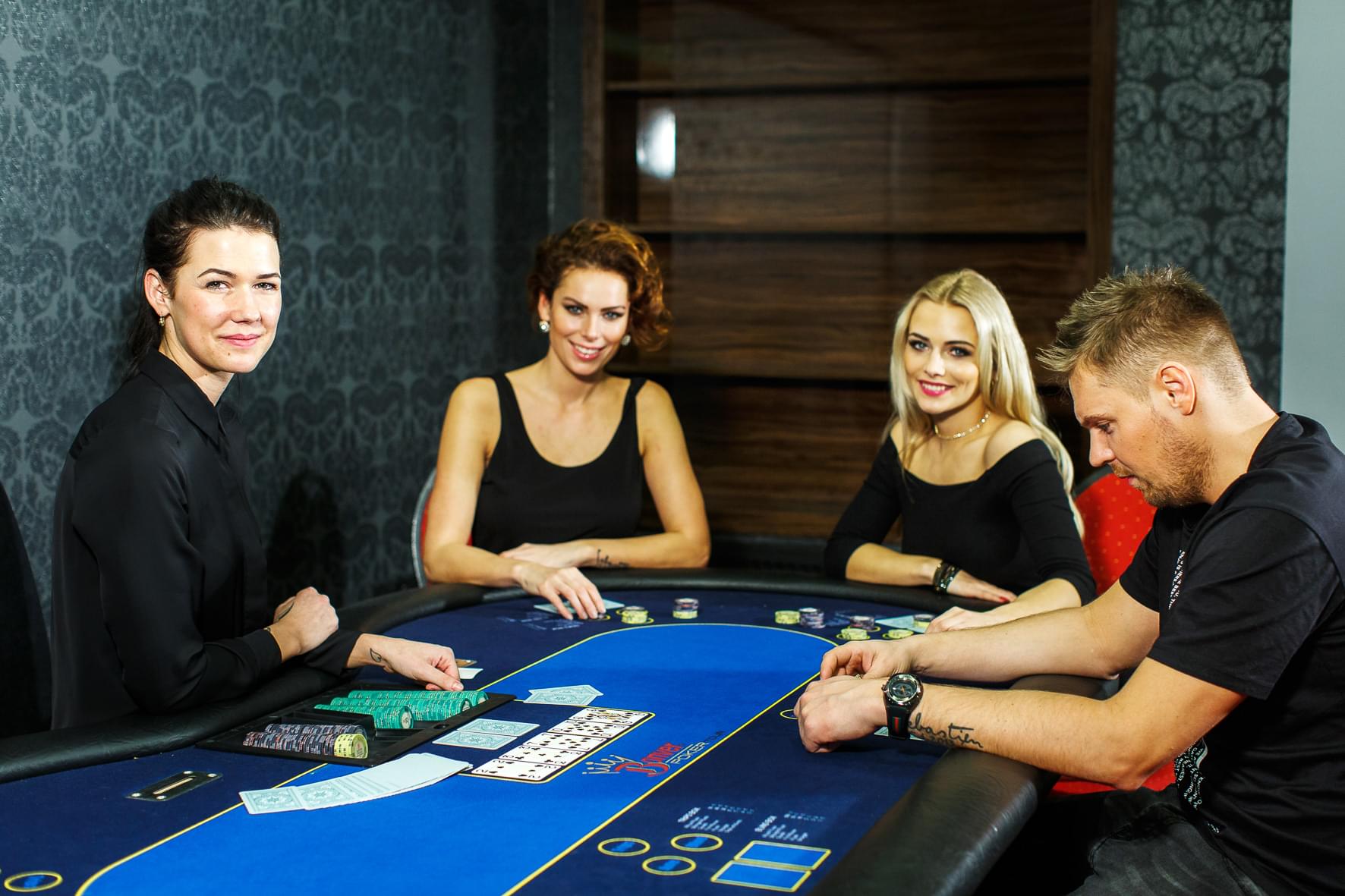 herní modrý stůl, Texax Holden Poker, krupiérka, žetony, hráči, radost, sázky, úsměv 