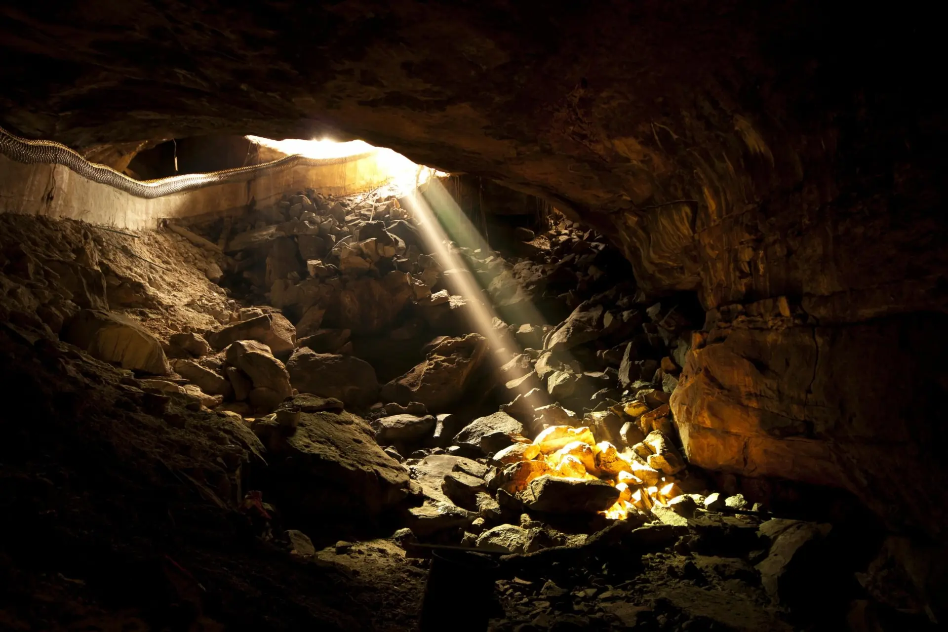 fotka, jeskyně, tunelové světlo, zářící kameny