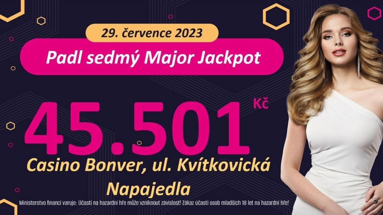 padlý major jackpot, informace, casino Napajedla, datum 29. července 2023, 45 501 Kč, mladá blondýna v bílých šatech, modelka, černé pozadí, 